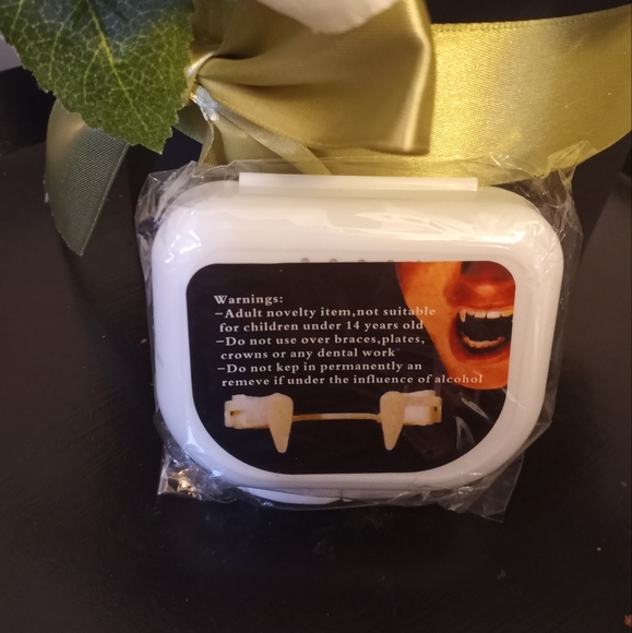 Vampire Retractable Zombie Fangs, Halloween Creepy Reusable Plastic Adult Fangs - Picture 7 of 7